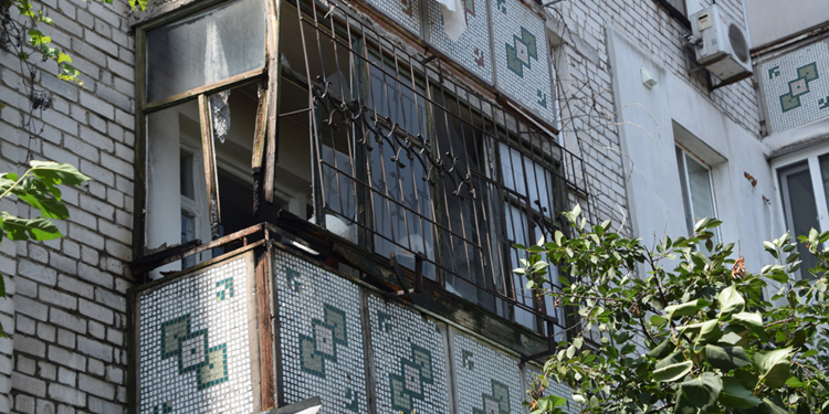 В Николаеве из-за брошенного с верхних этажей окурка горел балкон (ФОТО)