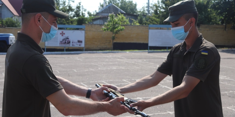 Николаевским нацгвардейцам-срочникам вручили штатное оружие (ФОТО)