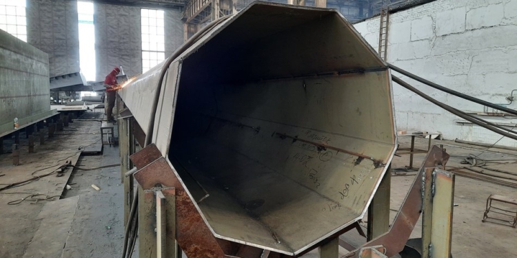 Сборку 30-тонного флагштока гигантского флага, который установят в Николаеве, завершают на “Океане”