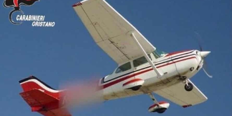 На Сардинии с самолета сбросили на крышу дома чемодан – в нем нашли чистейший кокаин на €9 млн. (ФОТО)