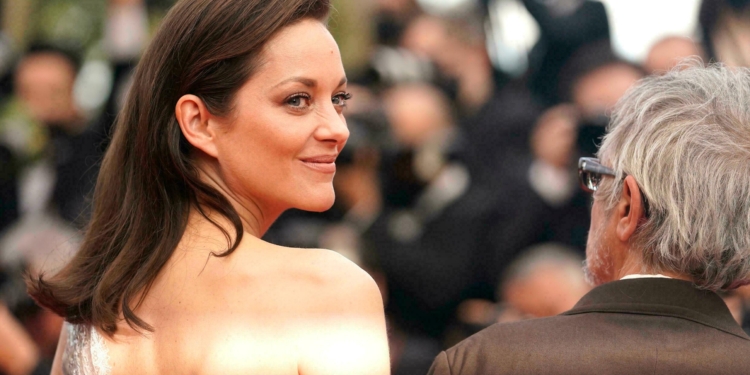 74-й Каннский кинофестиваль открылся традиционным дефиле звезд на красной дорожке (ФОТО)