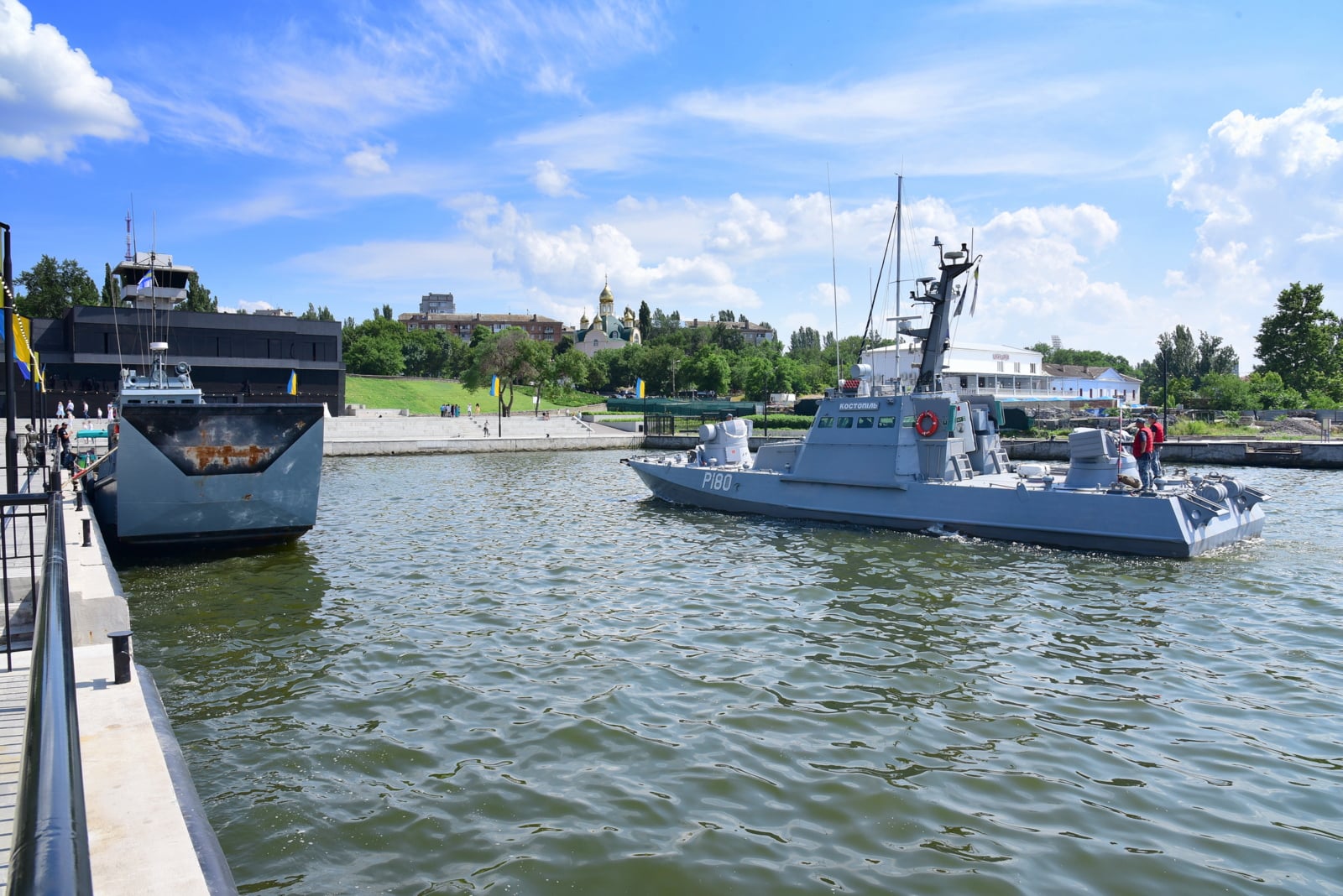 Завтра – День ВМС: в Николаев военные катера уже прибыли (ФОТО)