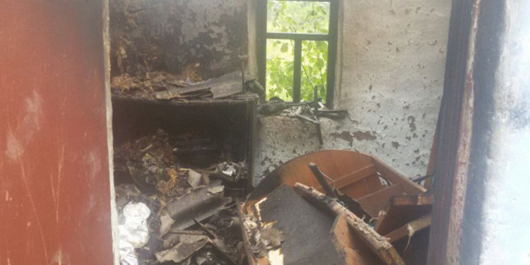 В Раково из-за детских шалостей загорелась хозпостройка, а в Николаеве по непонятным причинам – припаркованная Toyota (ФОТО)