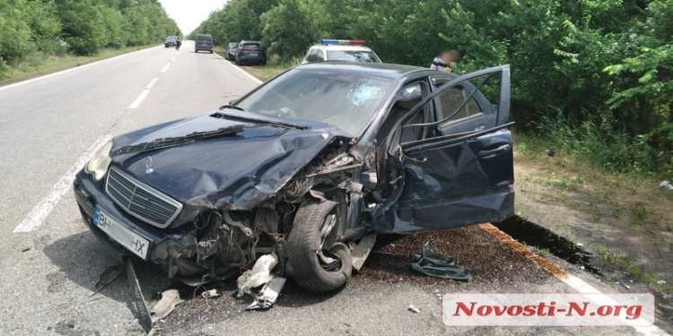 На трассе Одесса-Николаев “Мерседес” ударил грузовик: разлетевшийся груз перекрыл дорогу (ФОТО, ВИДЕО)