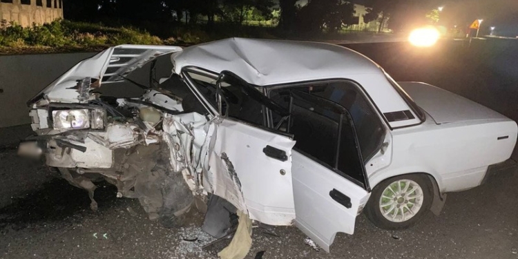 Ночью в Николаеве «Жигули» таранили железнодорожный мост