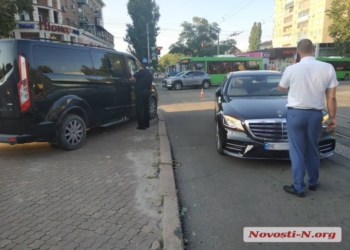 В центре Николаева на перекрестке у водителя иномарки отобрали $85 тыс