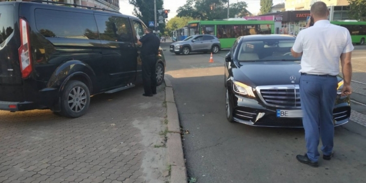 В центре Николаева на перекрестке у водителя иномарки отобрали $85 тыс