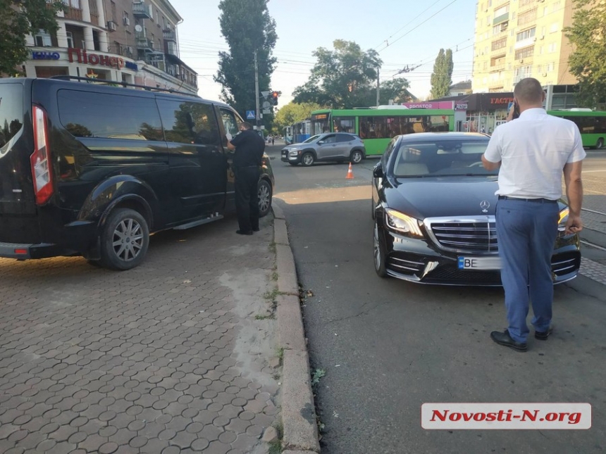 В центре Николаева на перекрестке у водителя иномарки отобрали $85 тыс 1