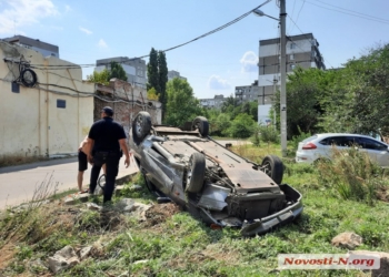 В Николаеве перевернулась “Лада Самара” – водитель с пассажирами сбежали