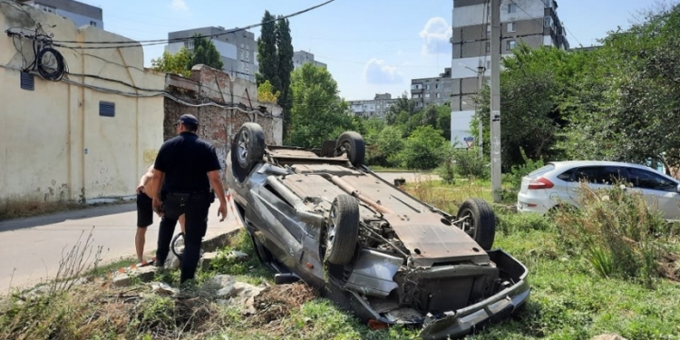 В Николаеве перевернулась “Лада Самара” – водитель с пассажирами сбежали