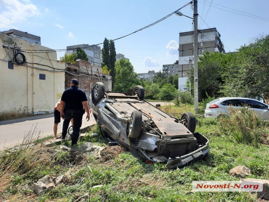 В Николаеве перевернулась "Лада Самара" - водитель с пассажирами сбежали 1
