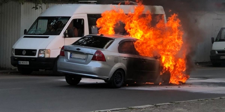 В Николаеве на ходу вспыхнул Chevrolet (ВИДЕО)