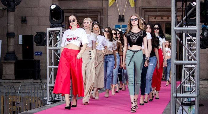 Дефиле из мэрии: на Соборной площади прошел фестиваль моды SUFD