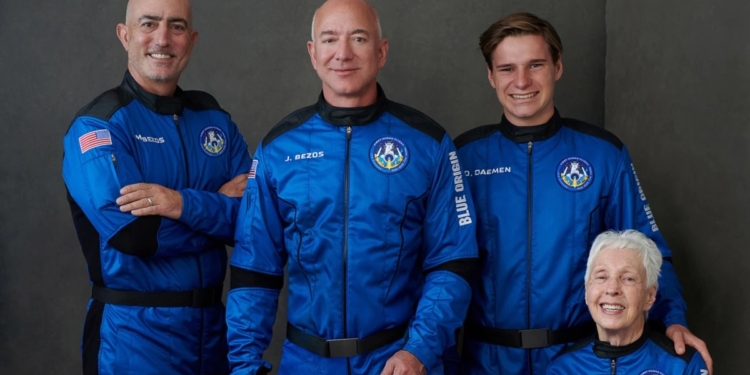 Безос слетал в космос и поделился впечатлениями (ФОТО, ВИДЕО)