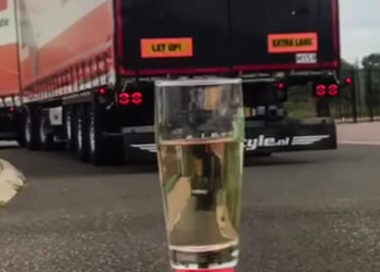 Положить чайный пакетик огромной фурой: дальнобойщик из Нидерландов поразил своим вождением (ВИДЕО)