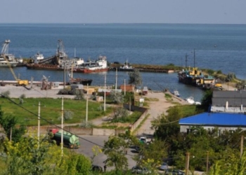 Рыболовецкое судно из Очакова терпит бедствие в Черном море. РФ направила к нему ракетный катер