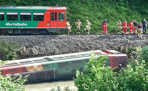В Австрии вагон со школьниками упал в реку из-за дерева на рельсах (ФОТО, ВИДЕО)