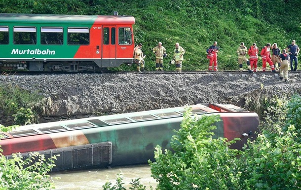 В Австрии вагон со школьниками упал в реку из-за дерева на рельсах (ФОТО, ВИДЕО) 9
