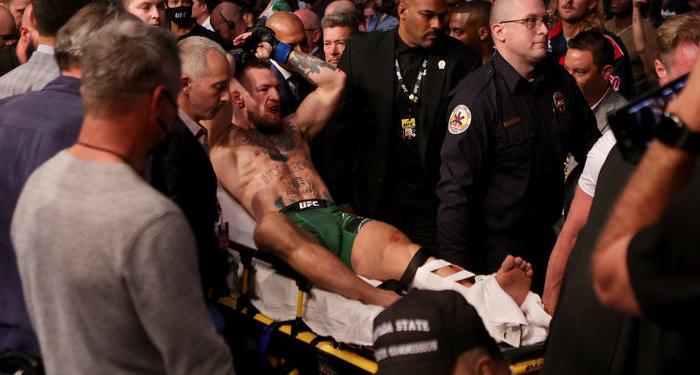 Макгрегор сломал ногу на ринге, победу присудили Порье (ВИДЕО)