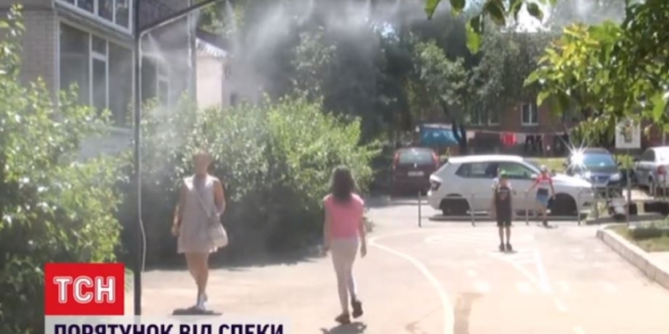 Прохлада своими руками. В Виннице жители многоэтажки скинулись и установили освежающую рамку (ВИДЕО)