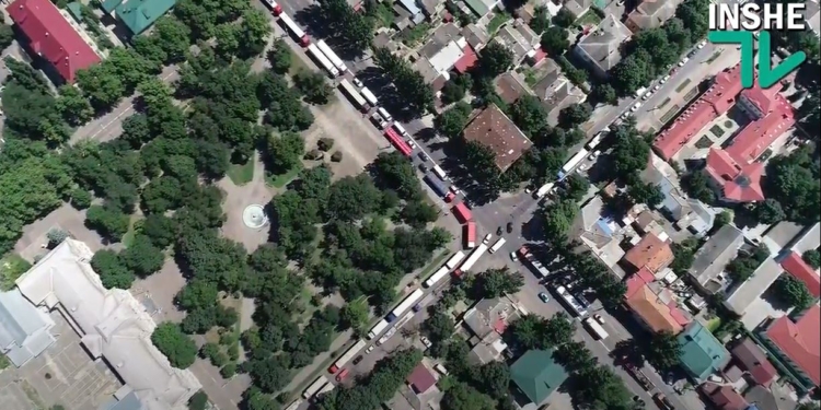 В Николаеве запретили движение фур по городу днем, но город ими забит (ВИДЕО)