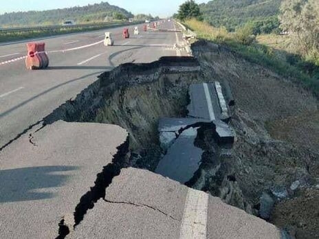 На трассе Киев-Одесса оползень убил часть трассы – она сползла (ВИДЕО)