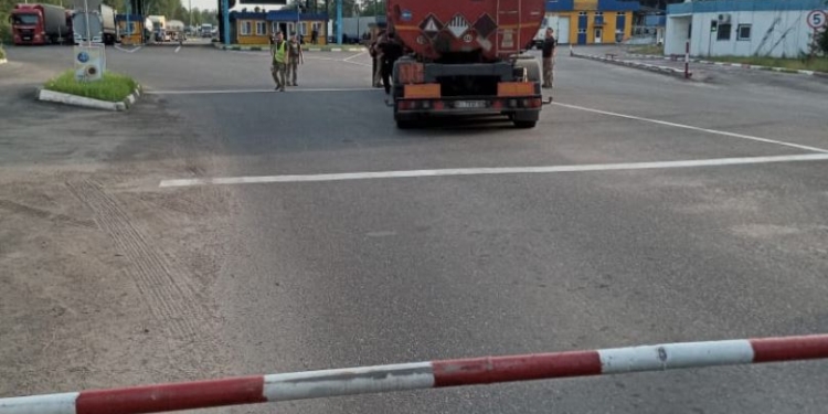 Пьяный дальнобойщик снес шлагбаум на белорусско-украинской границе (ВИДЕО)