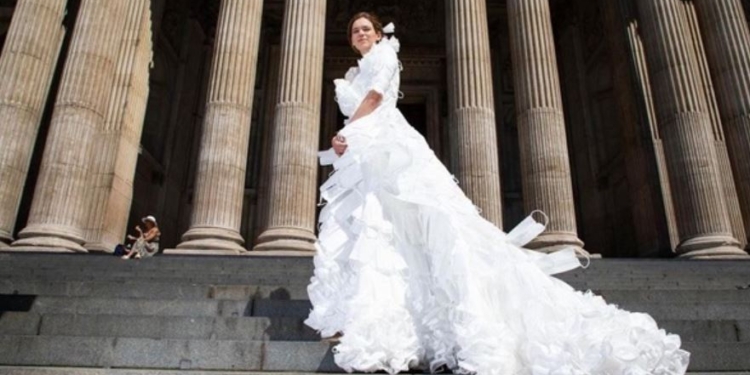 Сразу и не скажешь. В Британии сделали подвенечное платье из защитных масок (ФОТО)