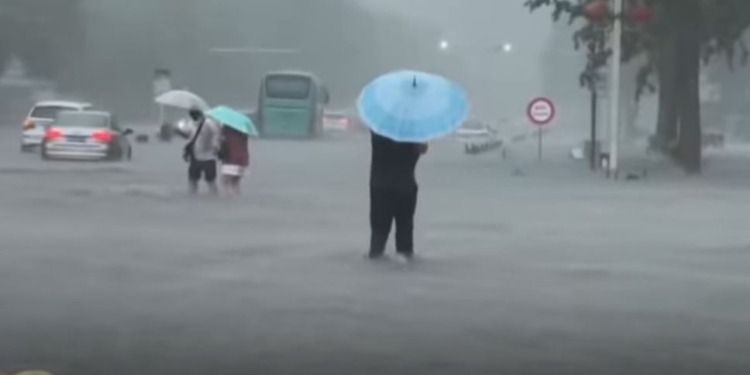 В Китае затопило целый город, в метро погибло 12 человек (ВИДЕО)