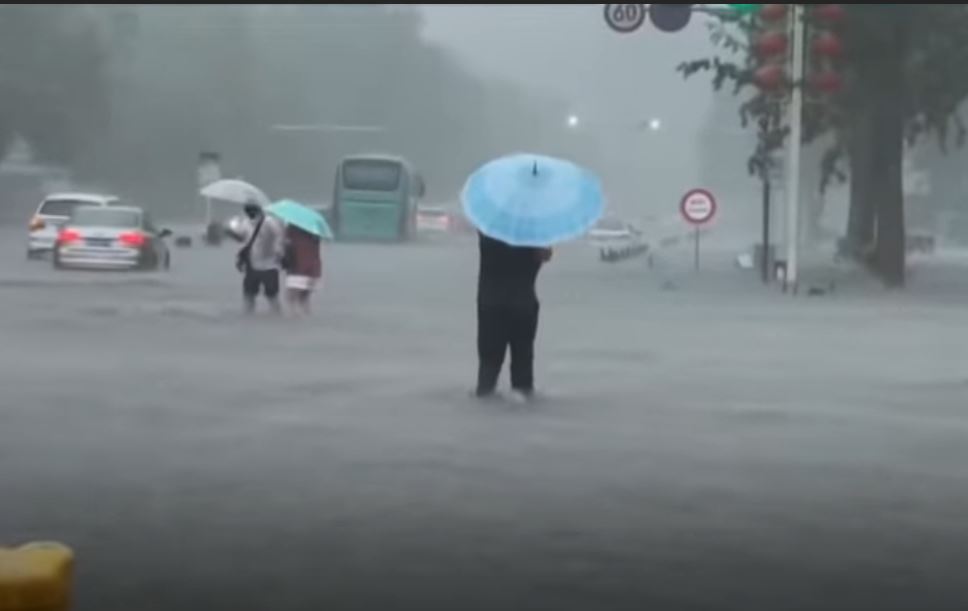 В Китае затопило целый город, в метро погибло 12 человек (ВИДЕО) 1