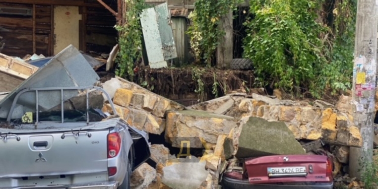 Из-за ливней в Одессе рухнула стена дома – прямо на машины (ФОТО)