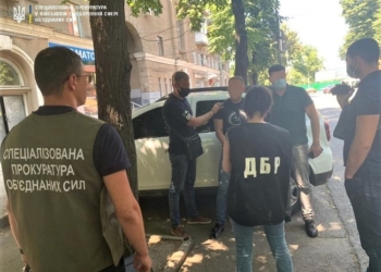 На границе с РФ пограничник задержан на взятке почти $13 тыс. (ФОТО)