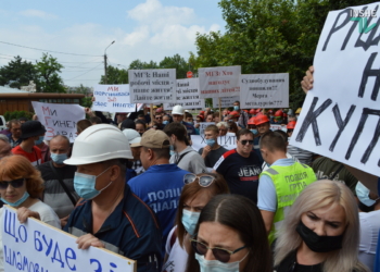 В Николаеве перед апелляционным судом произошли потасовки между членами “Стоп шлама” и работниками НГЗ (ФОТО и ВИДЕО)
