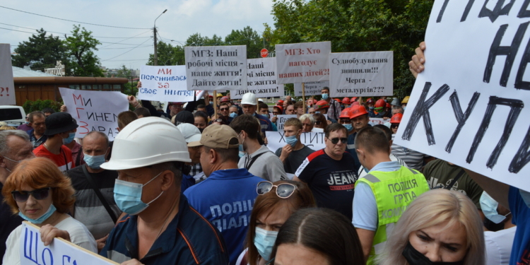 В Николаеве перед апелляционным судом произошли потасовки между членами “Стоп шлама” и работниками НГЗ (ФОТО и ВИДЕО)