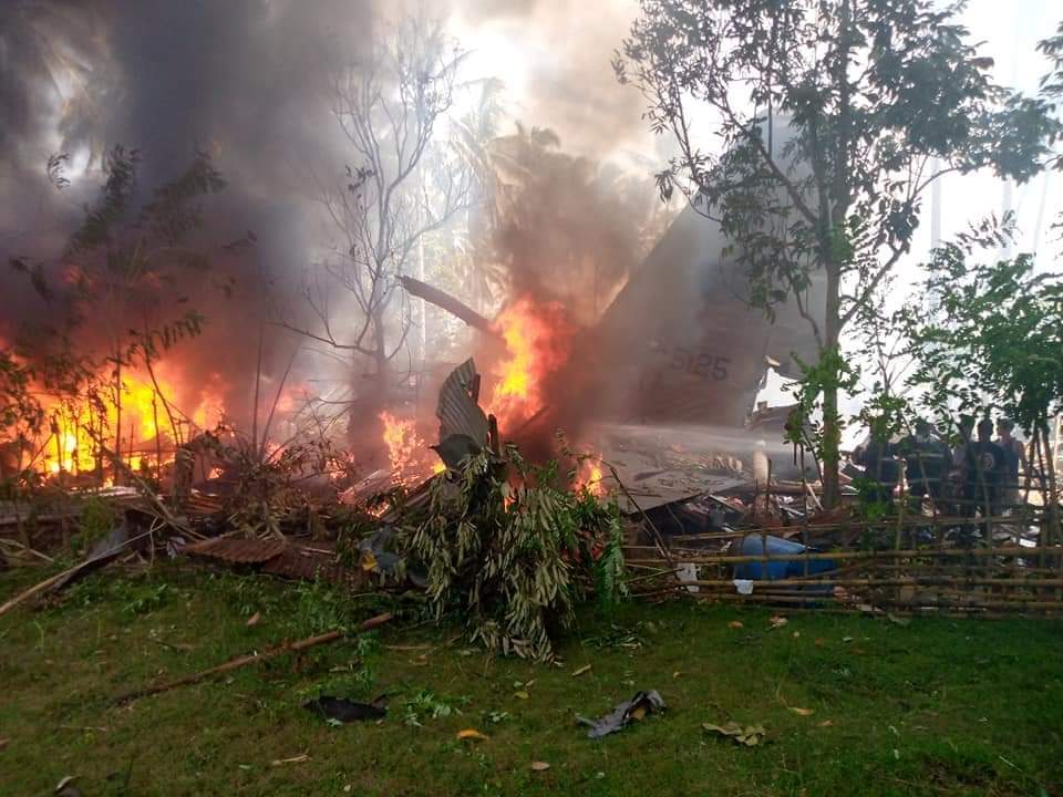 На Филиппинах разбился военный самолет с 85 людьми на борту 1