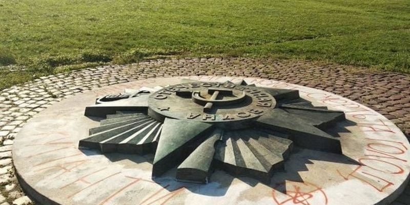 Во Львове хотят демонтировать копию советского ордена на «Марсовом поле» – россияне возмутились