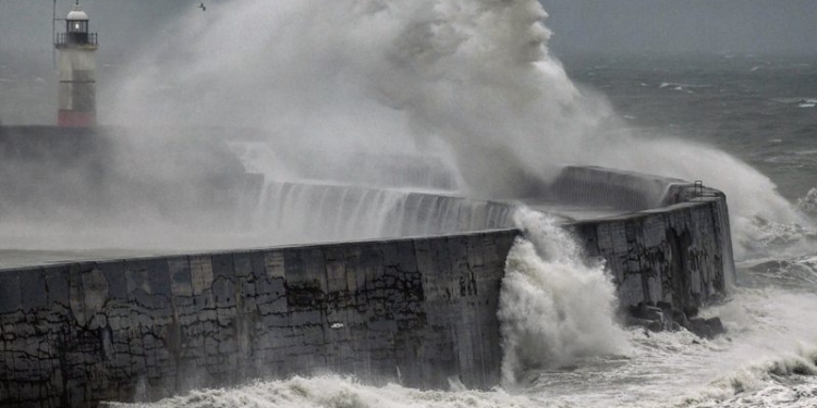 Во время шторма в Великобритании появилось “лицо” Нептуна
