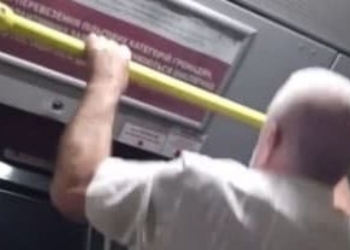 Как превратить трамвай в спортплощадку – в Кременчуге пенсионер показал мастер-класс (ВИДЕО)