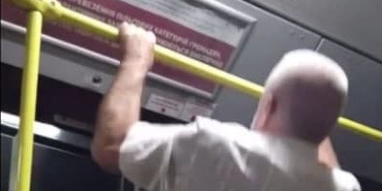 Как превратить трамвай в спортплощадку – в Кременчуге пенсионер показал мастер-класс (ВИДЕО)