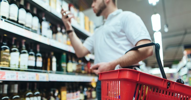 Николаевскому горсовету предлагают запретить ночную торговлю алкоголем, – депутаты настроены скептически