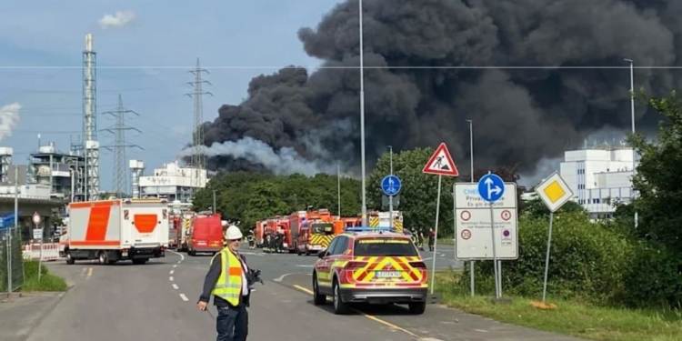 В Германии прогремел мощный взрыв химикатов,  жителям запрещают находиться на улице (ВИДЕО)