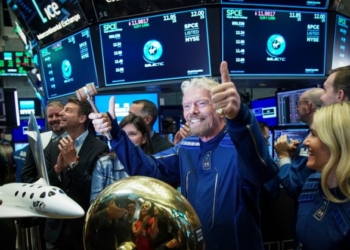 Брэнсон отправился в космос на собственном космолете Virgin Galactic (ВИДЕО)