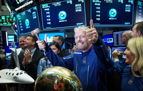 Брэнсон отправился в космос на собственном космолете Virgin Galactic (ВИДЕО)