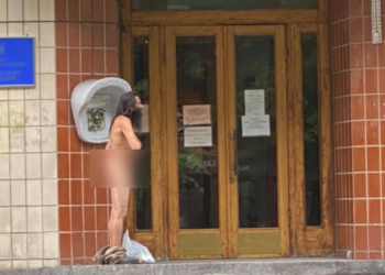 Политический перформанс: голый мужчина под приемной Президента  просил кусок хлеба