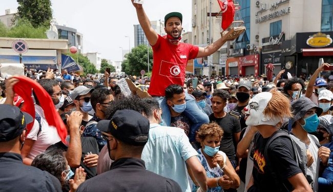 Президент Туниса уволил премьера и заморозил парламент после “ковидных” протестов