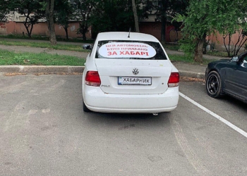 Замначальнику ГАСК в Николаеве обклеили машину наклейками “хабарник”