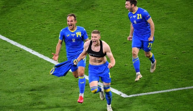 Что грозит Довбику за пробежку в “топике”, и почему футболистам нельзя раздеваться на поле (ФОТО, ВИДЕО)