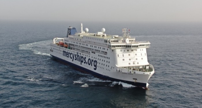 Самый большой в мире плавучий госпиталь отправился в первый рейс – за оборудованием и добровольцами в Бельгию, а затем в Африку – лечить (ФОТО)