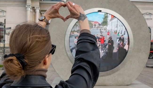 Ученый-энтузиаст создал портал между Литвой и Польшей. Обещает “окно” в Киеве (ВИДЕО)