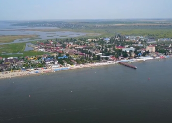 Кровати на пляже за 150 грн., цены на еду и развлечения – тревел-блогеры побывали в Коблево (ВИДЕО)